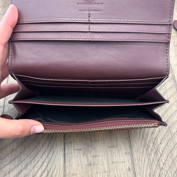 Versatile tote bag can be worn in two styles. Comes with wallet and wristlet - Picture 13 of 16